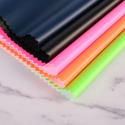 Couro PU branco para vestuário 54/55' Largura