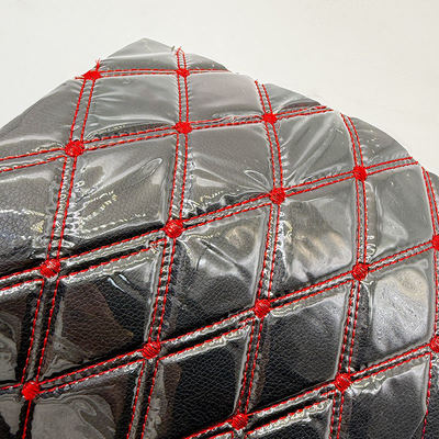 Acessórios de carro de couro de PVC personalizados 4.6mm espessura com almofada de espuma Estirante Fit em relevo assentos de carro bordados sofás para bolsas